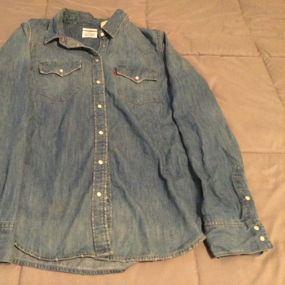 Womens Levi’s denim shirt